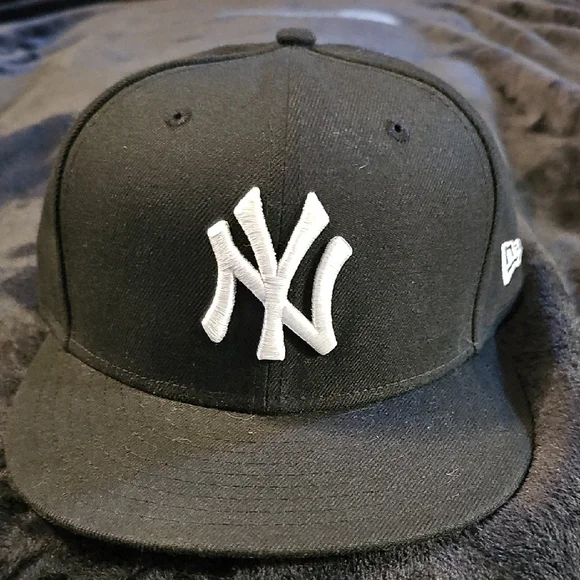 New Era Black and White NY Cap - Picture 1 of 4